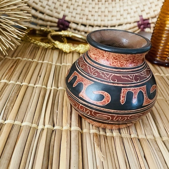 💫 1950s Handcrafted Vintage Costa Rican Antique Ceramic Boho Miniature Vase - Picture 4 of 7